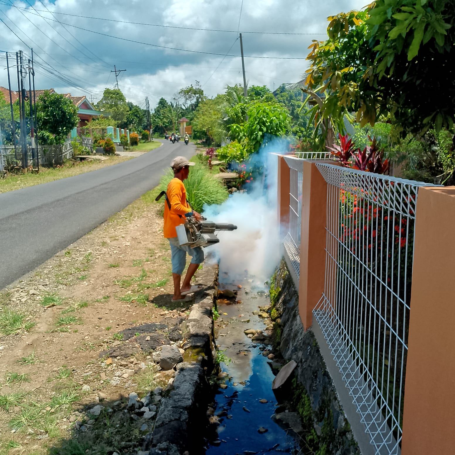 Kegiatan Kamis Bersih: Kadus dan RT Lakukan Fogging di Desa Kesugihan